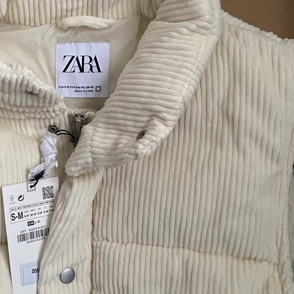 Beige manchester vest i storlek S-M från Zara Man, vilket gör att den sitter oversized. Prislappen kvar. Originalpris 559kr och slutsåld på hemsidan. Kan mötas upp i Jönköping eller posta. Buda i kommentarerna<333 Första bilden är lånad. Den har även dragsko så mam kan tra in den längst ner.. Jackor.