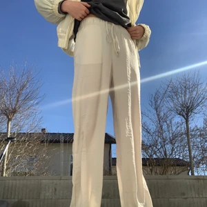 linnebyxor - Linnebyxmodell från h&m, helt oanvända med lappen kvar. Linnemodell fast med lite mera satin tyg typ, as snygga men tog fel storlek för mig. Är 172 o de går ner till marken. Bud privat eller i kmt avslutas innan helgen. Går även o köpa direkt. Bud på 370