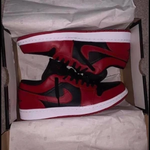 Jorden 1 -   (Boxen är lite skadad) Storlek 42,5 Cond 9