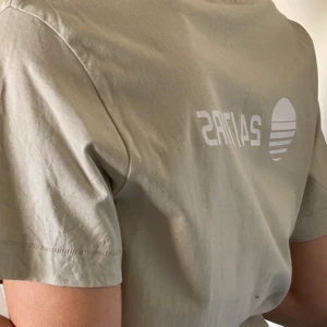 Beige tröja med tryck  - SÅ snygg t-shirt med tryck. Använd fåtal gånger! 