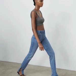 Zara jeans  - Snygga o eftertraktade zara jeans med slits nere vid ankeln. De är highwaisted och endast använda 2 gånger. Bara att skriva om du vill se andra bilder❤️