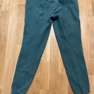 Turkos blåa ridbyxor - Fina ridbyxor från Horze, endast använda några gånger under vintern. Jätte sköna och bekväma. Storlek 44.💕köparen står för 🚚 frakt. 