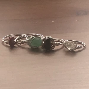 Kristallringar - Kristallringar som jag gör själv!                                        Här är alla kristaller jag har + några av dess egenskaper:                                                                    - Tigeröga: styrka, bättre självkänsla.                           - Turmalin: skyddar, grundar, balanserar.                      - Ametist: spirualitet, lugn, inner peace.                        - Karneol: kreativitet, inspiration, passion.                     - Rosenkvarts: kärlek, boosta relationer.                       - Bergskristall: klarhet, bättre koncentration               -Jaspis: livskraft, livsskeenden, styrka.                           - Regnbådsfluorite: kreativitet, anti-panik.                    - Gul Aventurine: lugn, balans, optimism, kreativitet                                                                    - Röd Aventurine: kreativitet, healing.                            - Grön Aventurine: framgång, motivation, kreativitet.                                                                  - Guld sand sten: positivitet, självförtroende, mod.        - Blå sand sten: ambition, självförtroende.                    - Lapis lazuli: mod, integritet, unity.                            Gör ringarna i alla storlekar!                                         🦋Skicka gärna ett meddelande om du har frågor & säljer även massa andra ringar så ta gärna en titt🦋