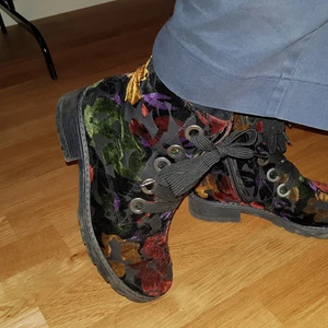 Kängor med satinmönster - Storlek 4½ (36). Märke okänt, gently used