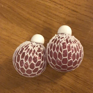 Fidget toy - De här en stress boll med nätt den är rosa och glittrig den kostar 25 kronor styck 
