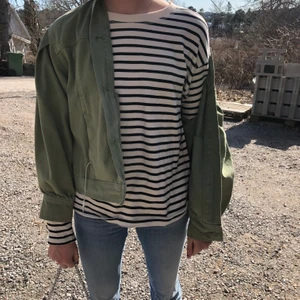 Zara - Säljer den här jätte fina oanvända randiga tröja från zara! Jätte populär och jätte snygg! Köpare står för frakt💕