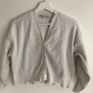 Vit kofta - Jättefin vit kofta från Zara💞 Storlek M men kan även bli använd som S. Säljer på grund av att den går inte till användning :( 