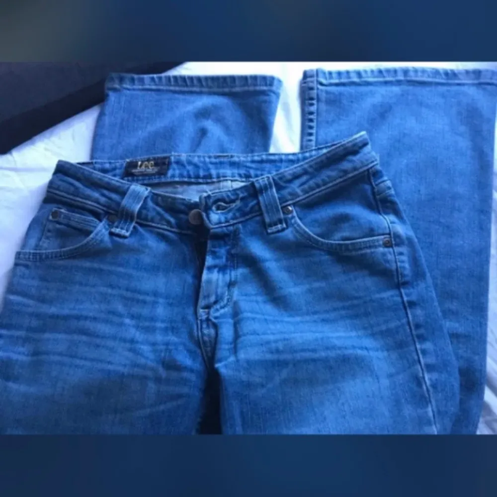 lågmidjade Lee bootcut jeans, i storlek 27-31,           Skit snygga som jag köpte på plick som tyvärr inte passade mig, nypris  runt 1000kr . Jeans & Byxor.