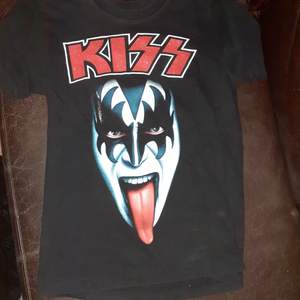 Svårt Kiss tröja med ansikte på framsidan och text i rött glitter på baksidan 