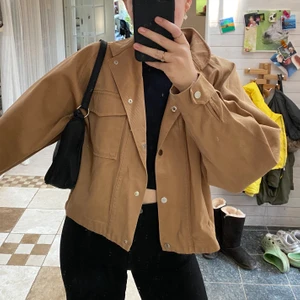 beige/ljusbrun jacka 🤎 - snygg jacka till våren. knappt använd och i jättefint skick. frakt står köparen för 🤎🤍🤎