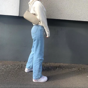 Straight leg jeans - Ljusblå straight leg jeans från NAKD, tidigare varit ett par favoriter men har nu blivit försmå💕 dom är använda men fortfarande i väldigt bra skick, säljer fler jeans så gå gärna in o kolla! OBS: ena skärphållaren har gått sönder men det syns inte när man har byxorna på sig och skulle enkelt kunna fixas med 2 stygn