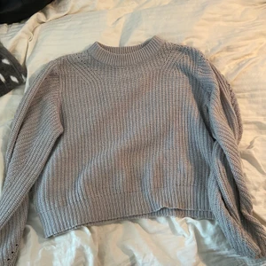 Stickad grå tröja  - Stickad grå tröja. I fint bra skick, används sällan därför säljer jag den. Köparen står för frakten💕