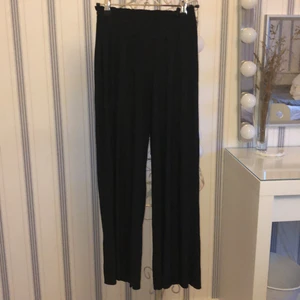 Svarta byxor - Svarta ganska tunna byxor från Gina Tricot, väldigt bra skick och väldigt fina! Dock lite för korta för mig🤍