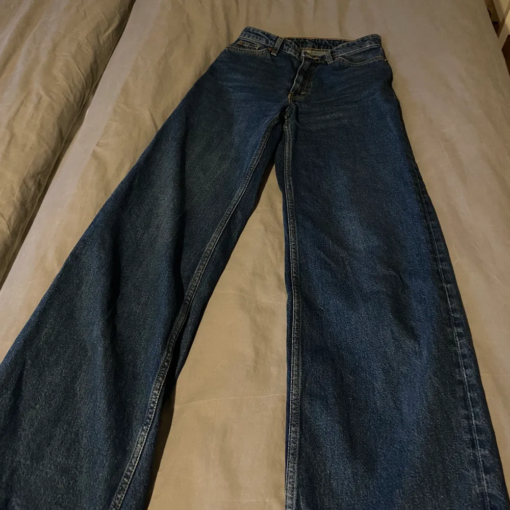 Blåa vida jeans från monki. För små på mig :(. Jeans & Byxor.