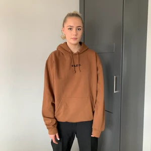Bloc Supplies Caramel Hoodie - Brun hoodie från blocvintage/blocsupplies. Helt ny och prislapp finns kvar. Nypris: 500kr.          Modellen är 174 cm. 