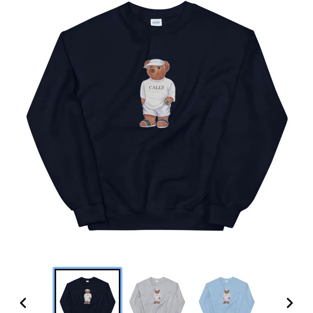 Sweatshirt i storlek S med ”cally bear” på. Köpt för 800kr på fashionbear.se. Bra skick- köp direkt för 600kr+frakt eller buss från 300kr+ frakt (frakt 44krkr. Tröjor & Koftor.