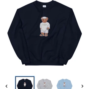 Cally bear SWEATSHIRT  - Sweatshirt i storlek S med ”cally bear” på. Köpt för 800kr på fashionbear.se. Bra skick- köp direkt för 600kr+frakt eller buss från 300kr+ frakt (frakt 44krkr