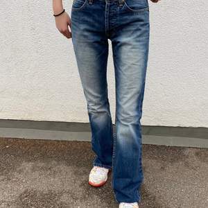 Midwaist och bootcut jeans från Lee :p de är i bra skick och använda max 3 ggr :)) köparen står för frakten :p