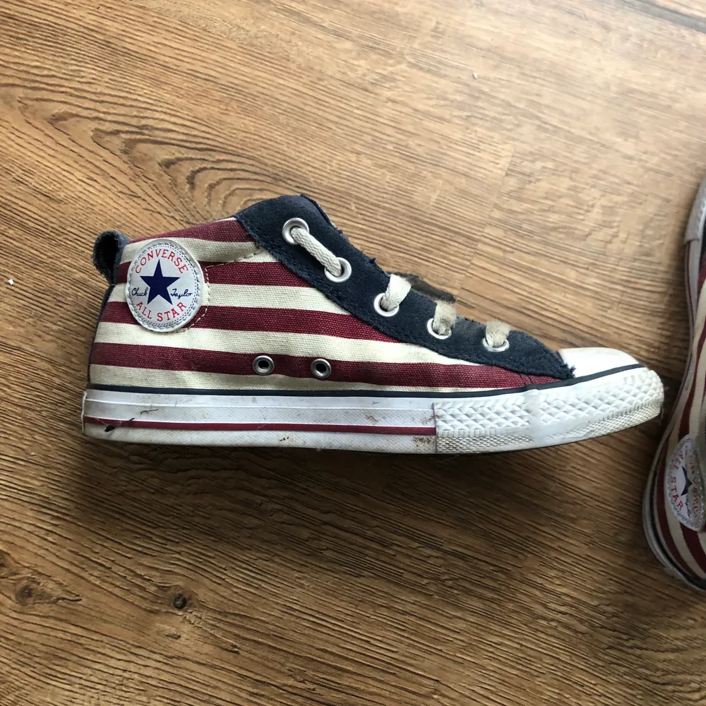 Äkta låga Converse med USA flaggan, använda vid något tillfälle (därav lite smutsiga), inte testat & göra rent dom men det är säkert inga problem✨ Storlek 38. Skor.