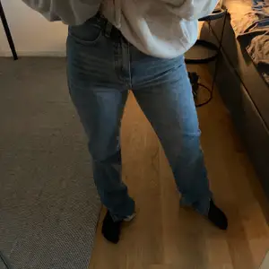 Långa jeans!!! Med slitts. Brukar ha längd 31/32 i byxor och dessa är lite för långa. Helt oanvända. Prislapp kvar. Tvättad mörk jeans färg & bra kvalite. 