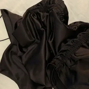 HELT oanvänd silkes klänning från HM. Sista bilden är hittade på internet. 