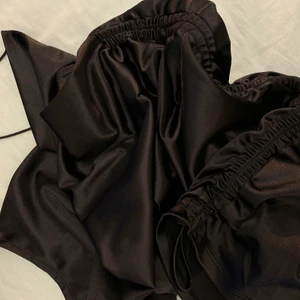 Klänning, vattenfall-urringning, st M - HELT oanvänd silkes klänning från HM. Sista bilden är hittade på internet. 