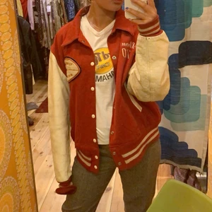 Varsityjacka  - Skitsnygg varsityjacka köpt på secondhand förra hösten. Rätt sliten då den inte är helt ny ✨ osäker på storlek, men skulle i princip passa vem som helt upp till XL, beroende på hur man vill att passformen ska vara. Köpt för 1000kr. UNISEX 