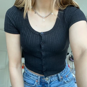 Svart topp - Jättesöt topp från pull&bear, aldrig använd. Storlek M men sitter snarare som en xs 💕