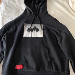 Hoodie - Snygg och populär hoodie med tryck på framsidan. Storlek S men passar S-L. Knappt använd en enda gång. 