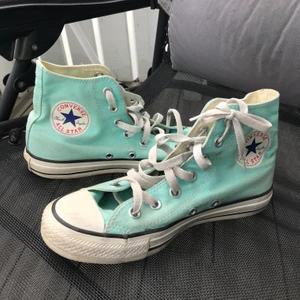 Converse - Converse i jätte fin färg, inte kommit så mycket användning. Buda från 300kr eller köp direkt för 450💙💙 säljer även ett par rosa så kolla gärna mina andra annonser!!
