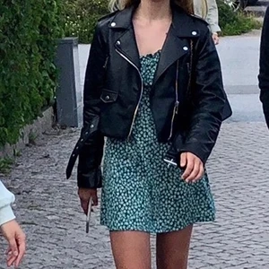Skinnjacka - Säljer min zara skinnjacka nu som är använd ett fåtal gånger 💖köpte den för ungefär 559kr i somras men säljer den för 200 eller högsta bud, frakt tillkommer🥰Den har ett litet hål i ryggen på insidan men det är inget man märker