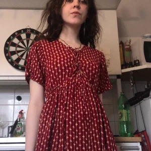 röd sommarklänning - denhär kallar jag för jordgubbsklänningen!❤️ så fin och bekväm att ha på sig, den har snörning på bröstet och kan knytas bak eller fram, passar bra till sommaren eller vid festliga tillfällen🌹🌼 (frakt tillkommer🦡)