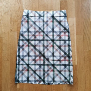 Cos Kjol stl 36 - Oanvänd Kjol från Cos, tyvärr för liten för mig! Bomullstyg med 2 stora fickor framtill och baktill resor och veckad. 