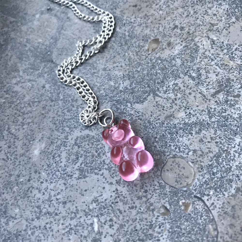 Ett rosa gummibjörns halsband som är nickelfritt och bra mot känslig hud 😊💞 billigt pris och FRI FRAKT . Accessoarer.
