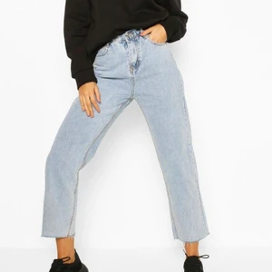 Raka Zara jeans - Raka jeans från zara, för korta för mig tyvärr. Super fin blå sommar färg.