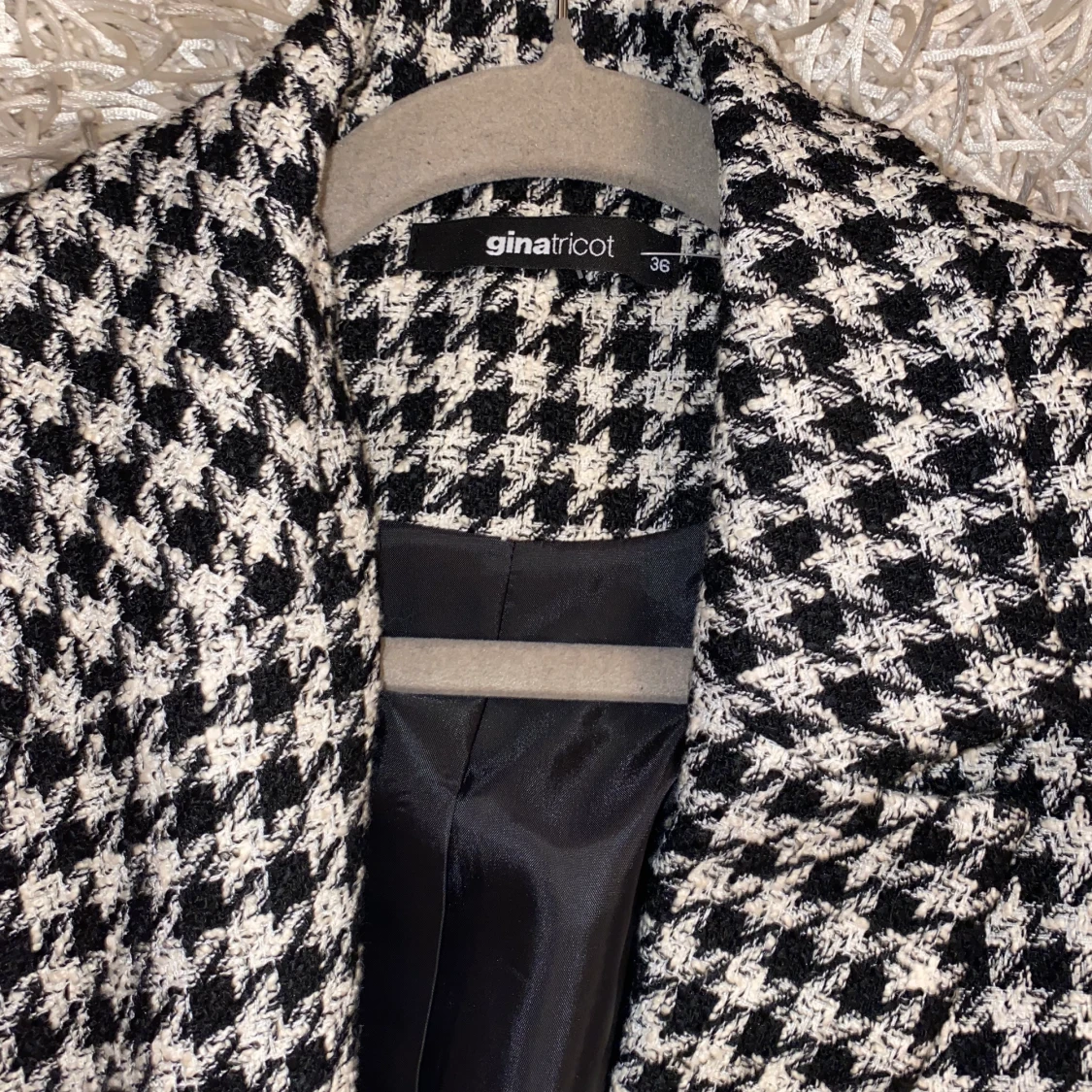 Svart-vit rutig kort kavaj i storlek 36 - 91