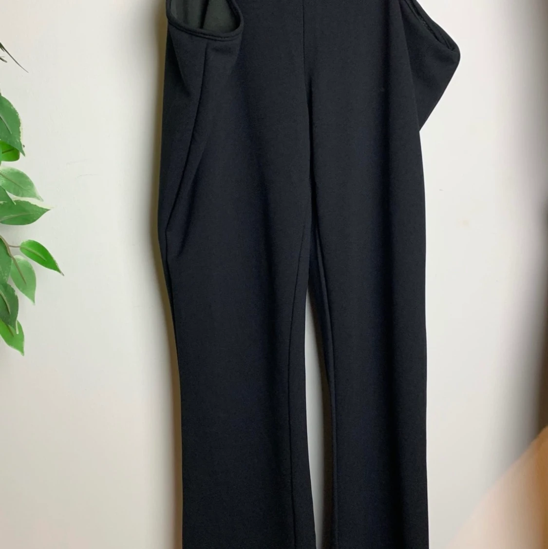 Svarta byxor med öppning vid höfterna - 90