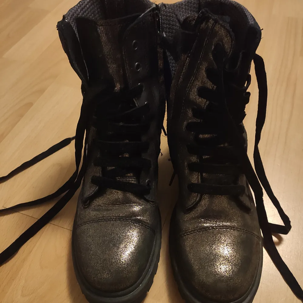 Boots are only worn a couple of times and are sold because the size is too small. The size is 37/38, high quality shoes, initally bought for 1000 kr. Skor.