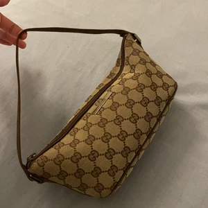 Äkta Gucci väska - Säljer du min Gucci väska köpt för några år sedan. Har tyvärr inget kvitto Elr dustbag kvar där av priset. Har bytt band då första bandet gick sönder men det är inget man tänker på. För mer information kontakta privat. Kod finns inne i väskan : högsta bud 2050