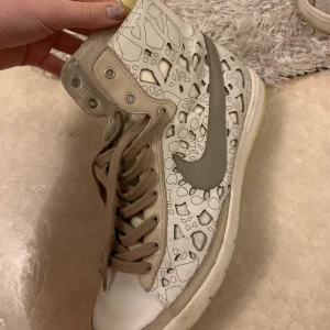 Nike skor - Så coola Nike skor , start bud på 350kr köp direkt för 500kr ❤️🙌🏼 nypris ca 1200kr