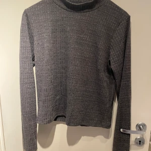 Grå ribbad tröja - Säljs pga garderobs rensning 🥸🥸 Storlek L