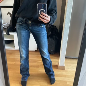 Levis jeans - Säljer dessa raka lågmidjade Levis jeans stright fit oklart vilken storlek det är men de sitter som sen S. Dom är vintage men. I super bra skick!💕 köp nu pris 550kr