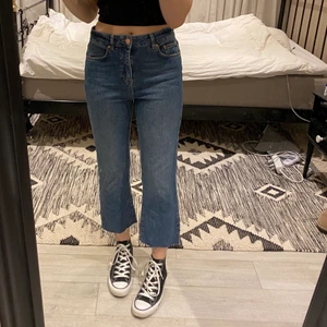 Jeans Gina Tricot 38 - Fina jeans som tyvärr inte passar mig i midjan längre. De är lite avklippta. Jag är 165cm lång🥰 Svarar gärna på frågor om du undrar något!