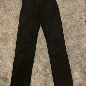 Supersnygga byxor - Säljer dessa byxor då dom har blivit för små runt rumpan och midjan men dom är så snygga och bra i längd och jag är 170. Älskar dom men nu ska någon annan få ta över dom!🥰 storlek w26 L34