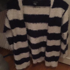 Nautica kofta - Jätteskön vit/ blå randig kofta i fluffigt material. Säljer pga att den inte kommer till användning. Inga hål eller fläckar. 