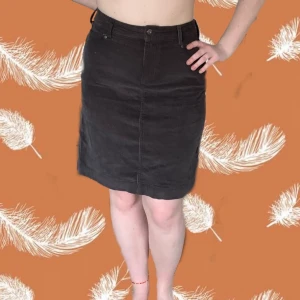 Manchesterkjol - Söt manchesterkjol i gråbrun färg. Köpt i London. Storlek 42/44. Tyvärr aldrig använd av mig på grund av för stor storlek, men så fin och söt!