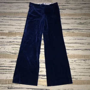 Sammetsbyxor - Köpte dessa på secondhand men får tyvärr inte länge på mig dem så säljer dem vidare💙 jag är vanligtvis storlek M och 175 cm lång så skulle uppskatta att de är ungefär storlek S men kan skicka mer mått vid intresse! Frakt på 62 kr tillkommer