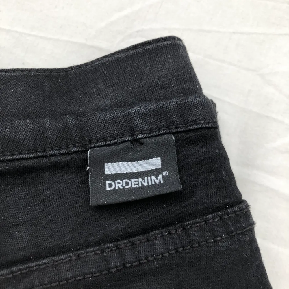 Svarta bootcut jeans från dr denim i storlek M/32. 32 är längden i jeansen, vilket är mitten längden. Säljer pågrund av jag inte använder längre. . Jeans & Byxor.