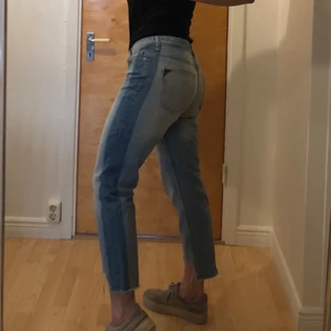 Jeans Zara storlek 38 - Köptes i Australien och använts en del, dock är dessa lite för korta för mig. Men riktigt balla jeans 