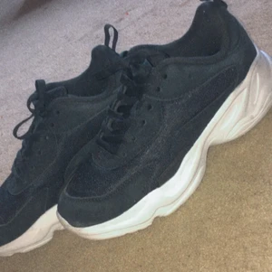 Skor  - Den passar för storlek 38/39 det kostar 250kr